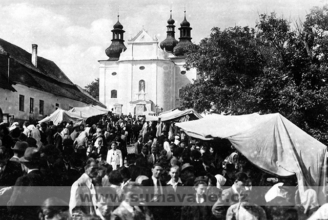 Pouť ve Strašíně, historický snímek ze 30. let 20.století, archiv Muzea Šumavy